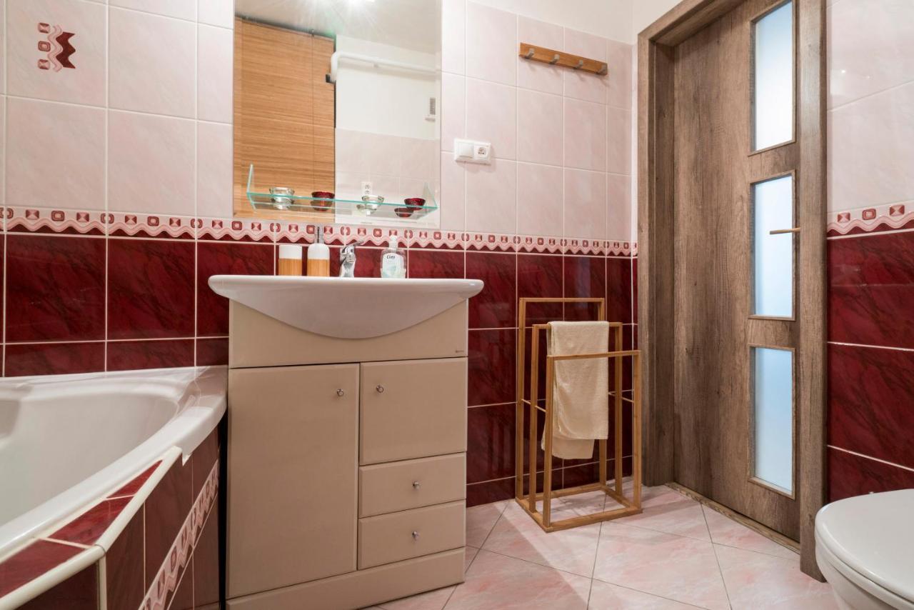 Stylish Centrally Located 1Br Apartment With Parking Bratislava Buitenkant foto